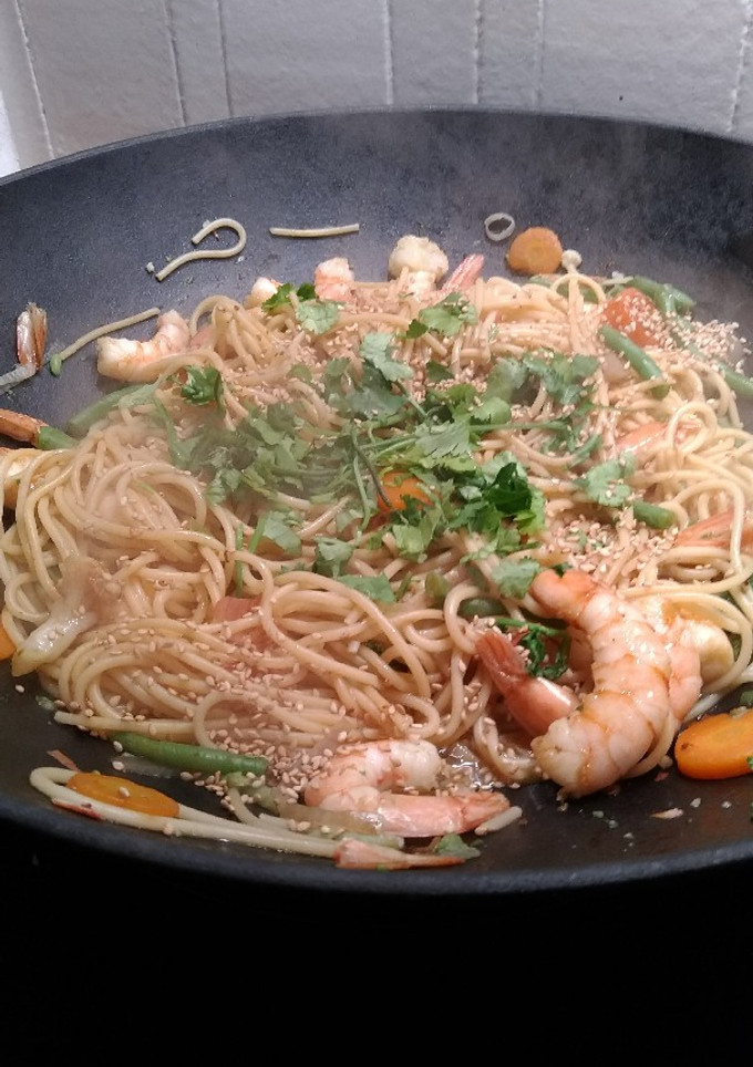 Una foto de Fideos con camarones