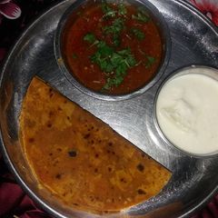 A picture of Bachi hui daal ke paranthe tamatar ki sabji ke sath.