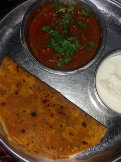 A picture of Bachi hui daal ke paranthe tamatar ki sabji ke sath.
