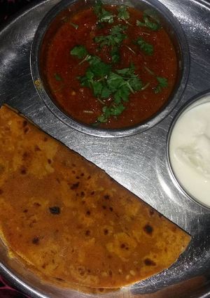 A picture of Bachi hui daal ke paranthe tamatar ki sabji ke sath.