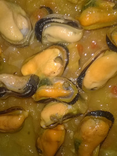 Una foto de Mejillones con tomate