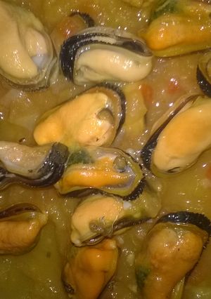 Una foto de Mejillones con tomate