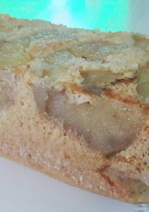 Una foto de Budín de manzanas y pera invertido