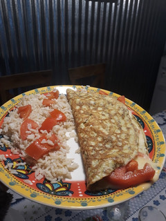 Una foto de Omelette de queso y tomate🧀🍅