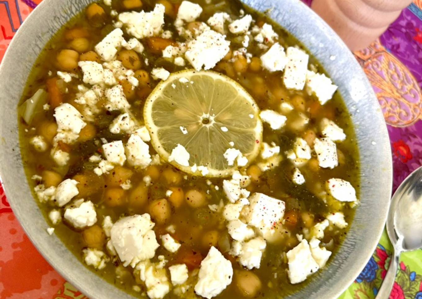 Revithia: Sopa griega de garbanzos, verduras, limón y queso feta