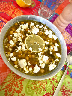Una foto de Revithia: Sopa griega de garbanzos, verduras, limón y queso feta