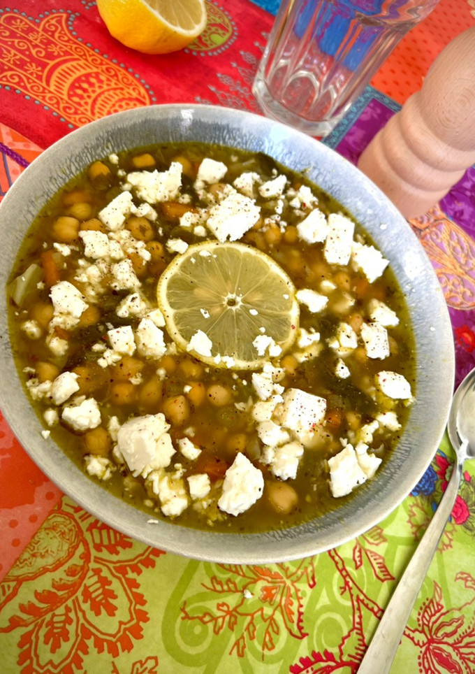 Una foto de Revithia: Sopa griega de garbanzos, verduras, limón y queso feta
