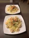 Spaghetti con salmón y gambas al Roquefort