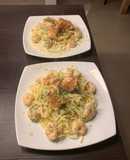 Spaghetti con salmón y gambas al Roquefort