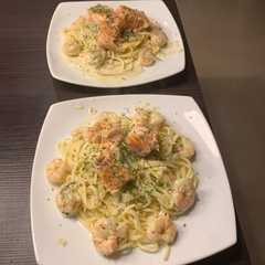 A picture of Spaghetti con salmón y gambas al Roquefort.