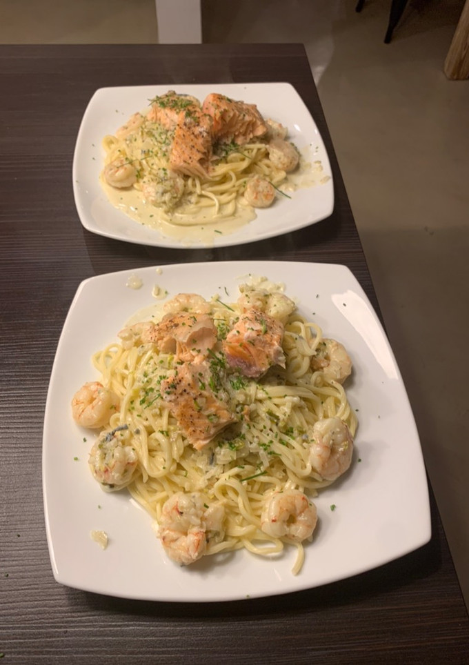 Una foto de Spaghetti con salmón y gambas al Roquefort