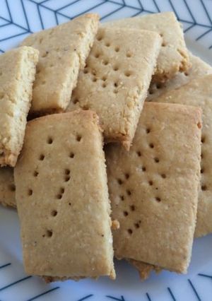 A picture of Crunchy Coconut Biscuits.