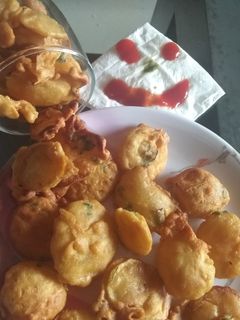 बेसन आलू के पकौड़े (Besan aloo ke pakode recipe in hindi) रेसिपी मुख्य फोटो