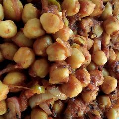 A picture of Chickpeas in tomato sauce.