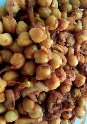 A picture of Chickpeas in tomato sauce.