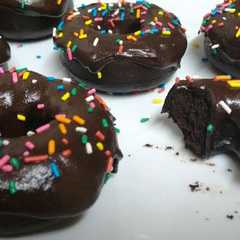 Una foto de Donuts doble chocolate