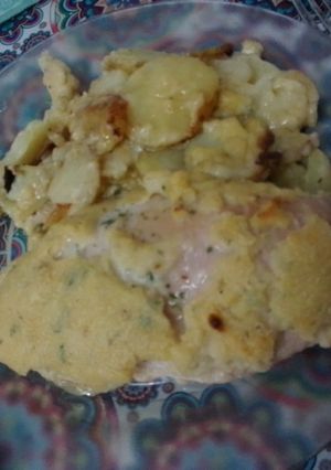 Una foto de Pollo al horno con papas y salsa blanca con Roquefort