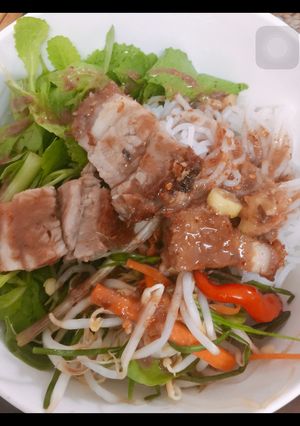Hình của món Bún mắm nêm thịt quay.