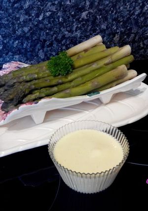 Une photo de Asperges Sauce Mousseline