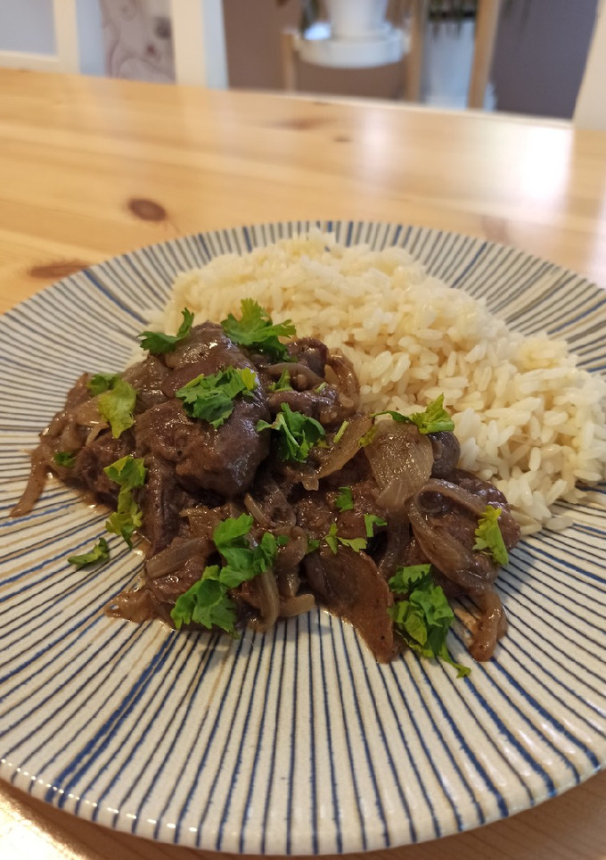 Una foto de Higaditos de pollo encebollados