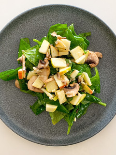 Una foto de Ensalada de espinaca, champiñones y manzana