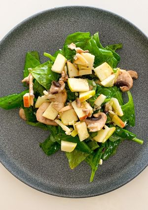 Una foto de Ensalada de espinaca, champiñones y manzana