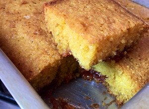 Una foto de Torta con harina de maíz 🌽 y membrillo!
