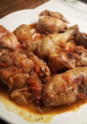 Una foto de Pollo guisado al cardamomo y cilantro