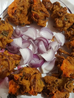 A picture of Kanda bhajiya.