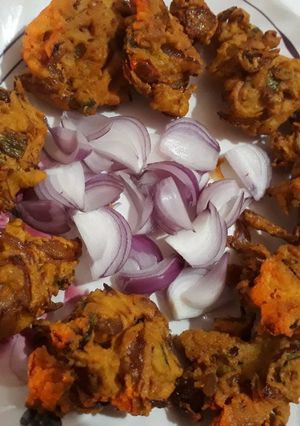 A picture of Kanda bhajiya.
