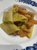 Pennoni al pesto di basilico con pomodoro fresco e gamberetti