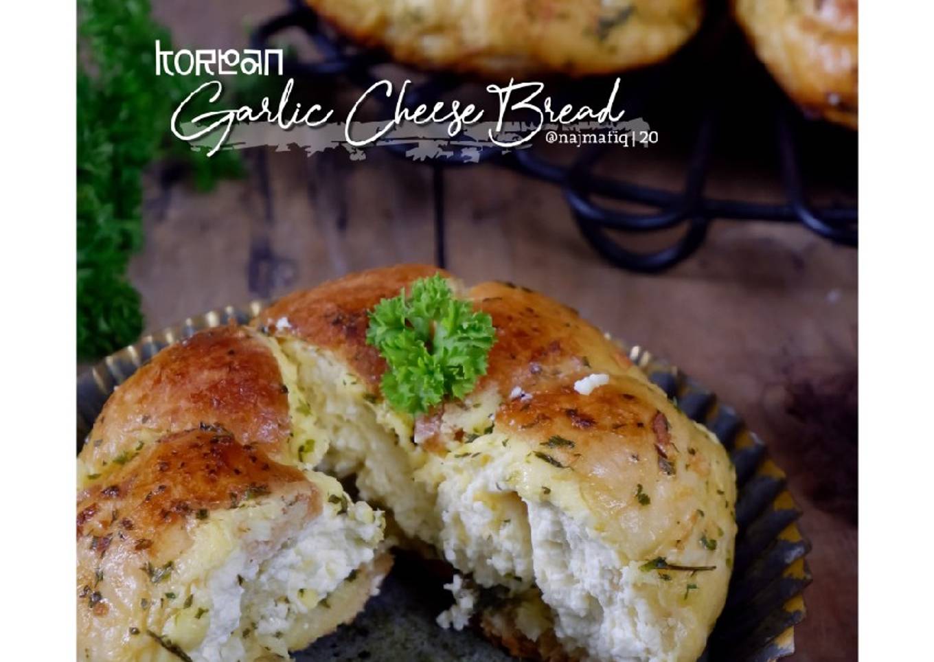 Korean Garlic Cheese Bread