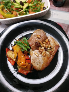 Una foto de Secreto de cerdo con combinado de frutos secos
