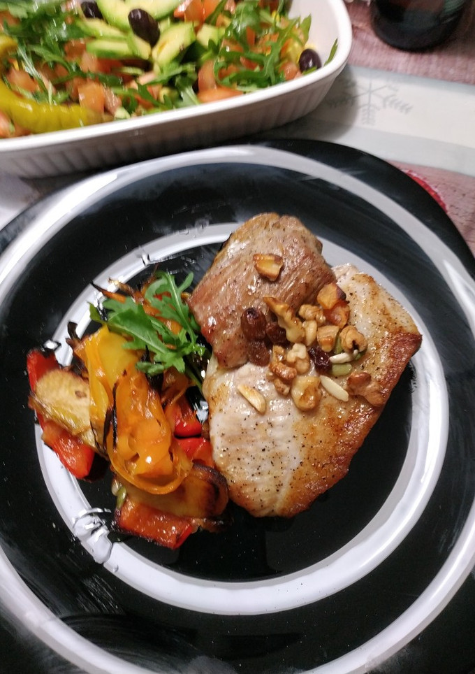 Una foto de Secreto de cerdo con combinado de frutos secos