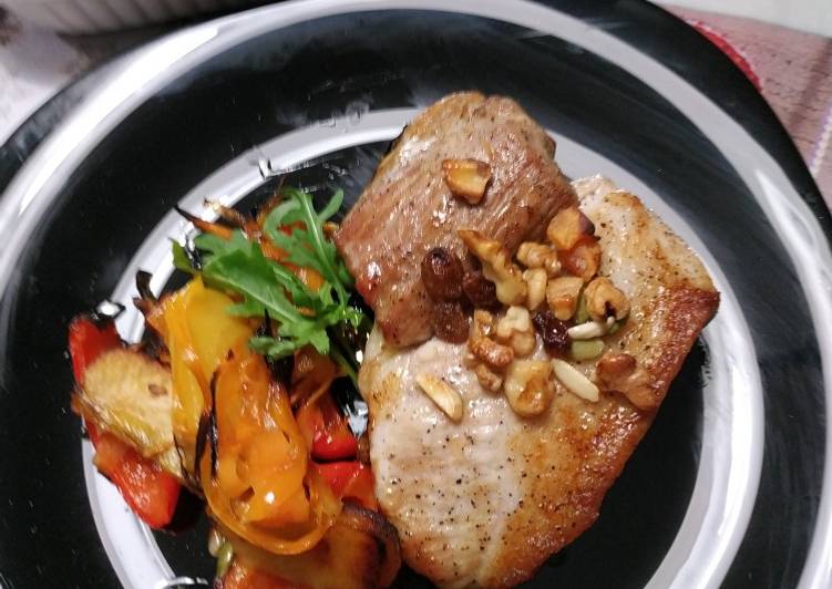 Secreto de cerdo con combinado de frutos secos