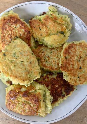 Une photo de Kolokythokeftedes (galettes de courgettes grecques)