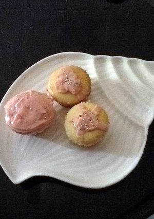 A picture of strawberry icing.