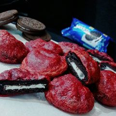 A picture of Red Velvet Oreos.