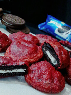 A picture of Red Velvet Oreos.