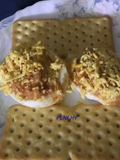 Una foto de Huevos rellenos con salsa Romesco