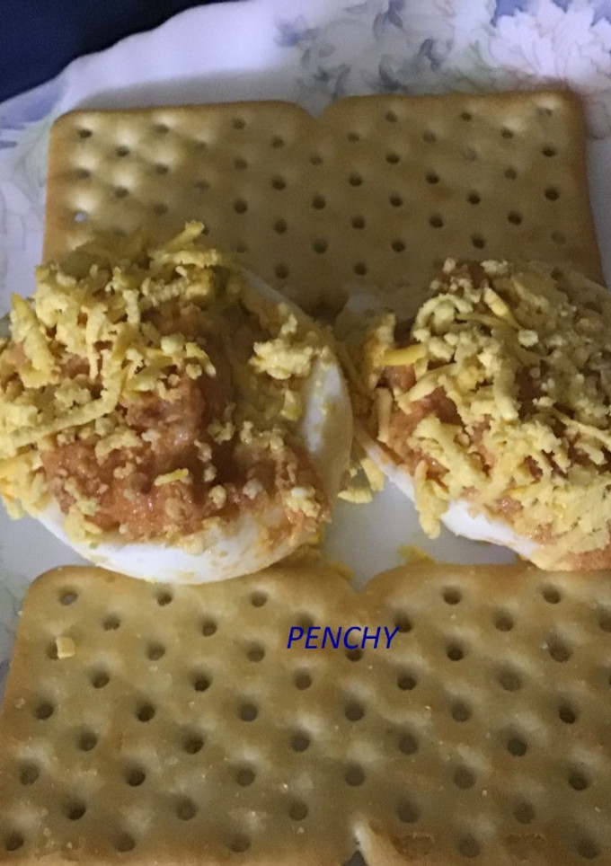 Una foto de Huevos rellenos con salsa Romesco