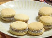 Una foto de alfajor de maicena con margarina