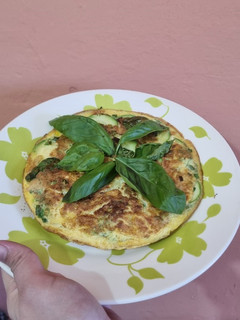 Una foto de Zucchini, huevos y verdeos