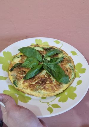 Una foto de Zucchini, huevos y verdeos