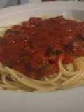 Espaguettis en salsa de aceitunas