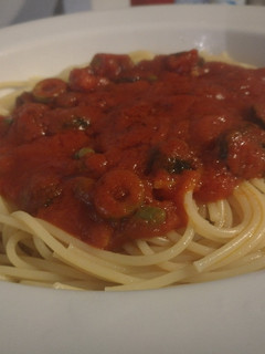 Una foto de Espaguettis en salsa de aceitunas