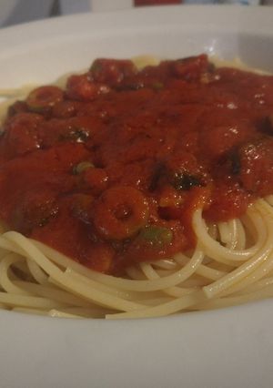Una foto de Espaguettis en salsa de aceitunas