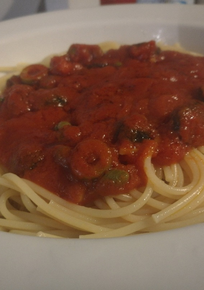 Una foto de Espaguettis en salsa de aceitunas