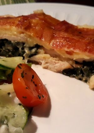 Baconbe tekert rakott csirkemell spenóttal recept fotója