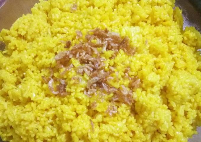 Nasi kuning kukus